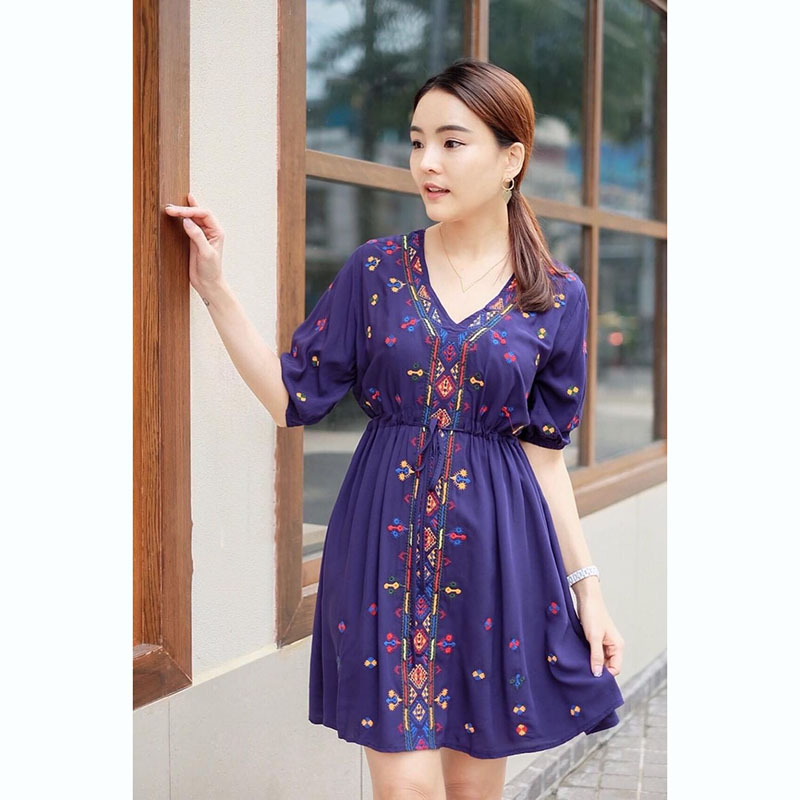 kudapy เดรสสั้นสีขาว/สีกรม โบโฮลายปักดอกไม้สีสดใส รูดเอวเข้ารูป ผ้าดีมากก ทิ้งตัว