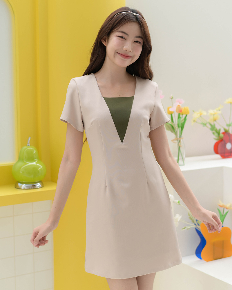 kudapy เดรสแขนสั้น เล่นสีทูโทนแต่งคอเป็นรูปสามเหลี่ยม ตัดเย็บจับเกล็ดเข้ารูปเอว ความยาวกำลังสวย