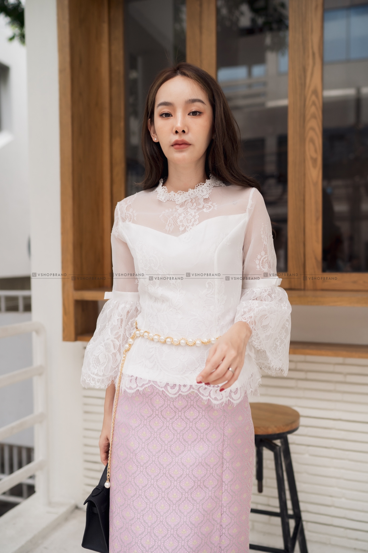 kudapy ชุดเซตไปงานแต่งสีขาว/สีชมพู set เสื้อลูกไม้แขนกระดิ่งยาวสามส่วน+ผ้าถุงผ้าไหมอิตาลี งานสวยเนี๊ยบมาก