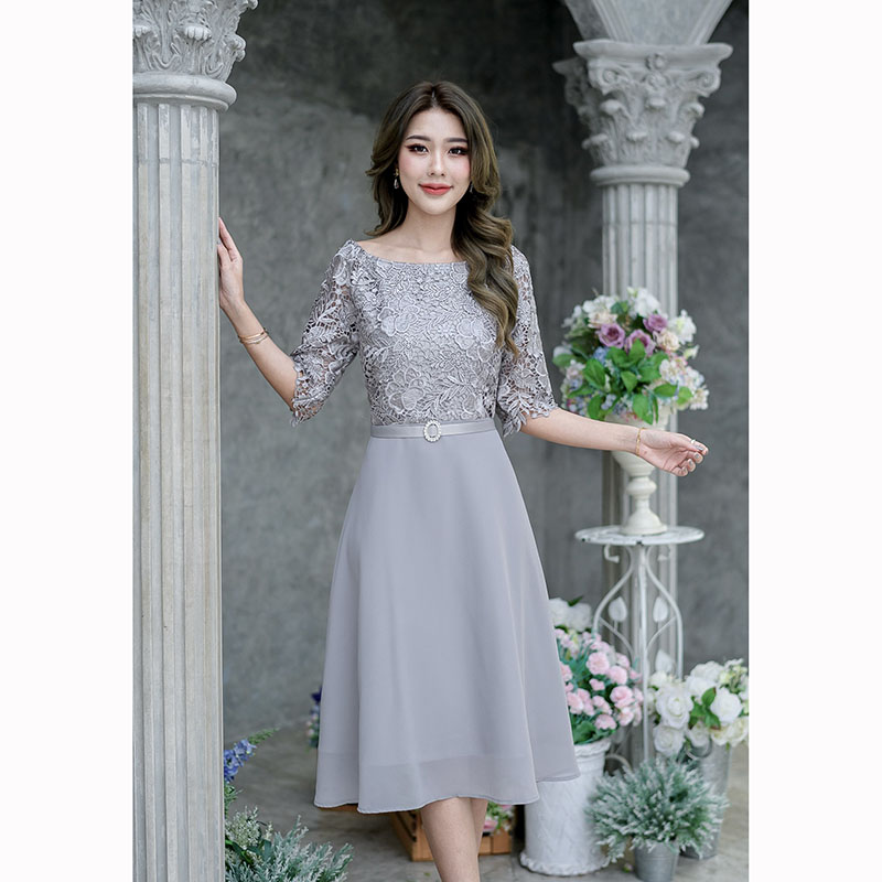 kudapy เดรสสั้นสีชมพู/สีเทา ลูกไม้เงาทรงแขนศอก ด้านบนเป็นผ้าลูกไม้เงาเนื้อดี ช่วงกระโปรงเป็นผ้าชิฟฟ่อนพริ้วๆ ทรงบานเล็กน้อยกำลังสวย