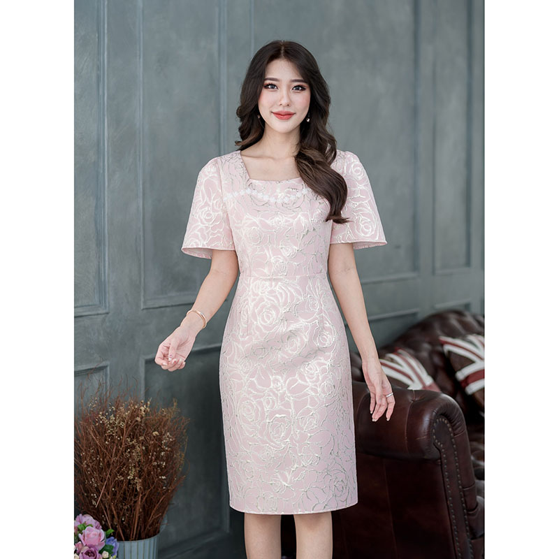 kudapy เดรสสั้นสีส้ม/สีชมพูอ่อน ผ้า jacquard ทอลายกุหลาบ โทนสีดอกไม้กุหลาบจะเป็นดิ้นทอง ดีไซน์ต่อเอว ตัวเดรสกระโปรงทรงตรง แขนสั้นบาน