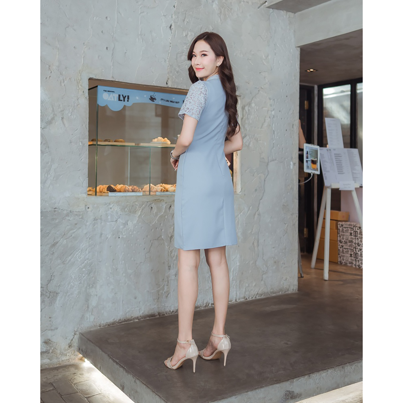 kudapy เดรสสั้นสีฟ้า สีครีม สีชมพู เว้าช่วงอก คอกลมแต่งผ้าระบายลายดอก ทรงสวย เป็นงานซิปหลัง