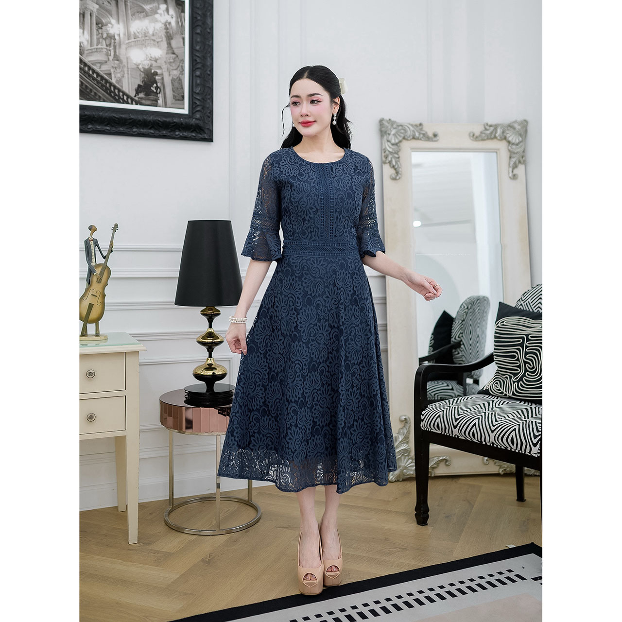 kudapy เดรสยาวสีกรม/สีน้ำตาล ผ้าลูกไม้ทั้งชุด แต่งคาดด้วยลูกไม้ช่วงเอว และแขนแต่งระบาย