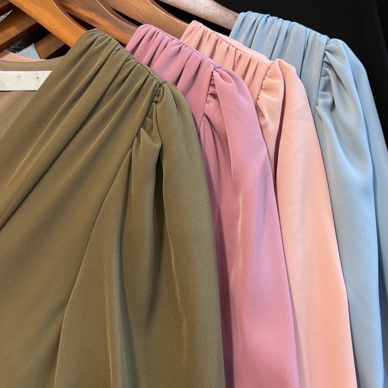 kudapy เดรสยาว/น้ำตาลอมเขียว/ชมพู/โอรส/ฟ้าอมเทา/แดง/ดำ คอวีป้ายเอว ดีเทลจับจีบ แขนยาว เพิ่มเชือกผูกเก็บช่วงเอว ผูกได้หน้า/หลัง