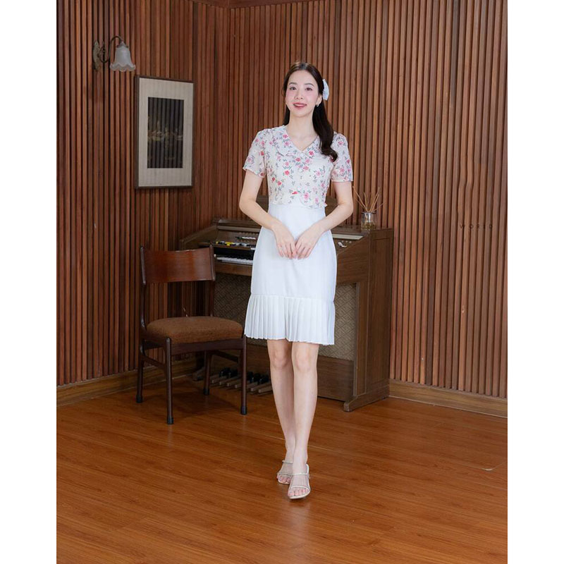 kudapy เดรสสั้น ชายกระโปรงพีชแต่งเสื้อลายดอก