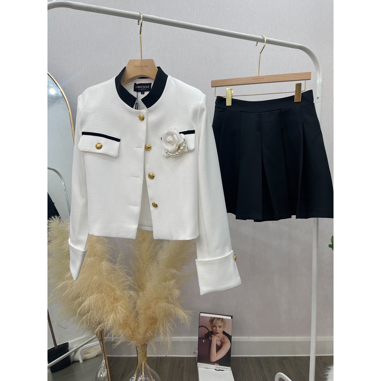 kudapy เซ็ทเสื้อแขนยาว แต่งกระเป๋าหลอก2 ข้างกระดุมจริงสีทอง ปลายแขนเสื้อมาแต่งทรงพับขึ้นเล็กน้อยพร้อมแต่งกระดุม +กระโปรงแต่งจีบ