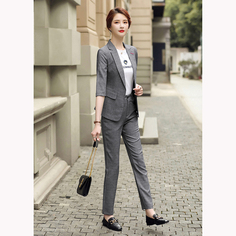 kudapy ชุดสูททำงานผู้หญิงสีเทาแขนสามส่วนพร้อมกางเกง จุดเด่นของชุดนี้คือสีชุดเน้นความสุภาพเรียบง่าย