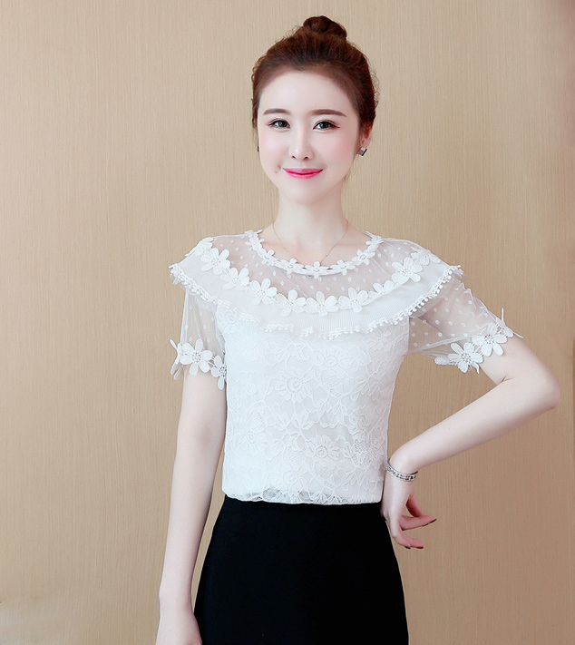 เสื้อลูกไม้สีขาว ผ้าลูกไม้เนื้อนิ่มมากๆๆ ยืดหยุ่นได้ดีค่ะ