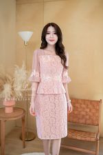 kudapy เดรสสั้นสีชมพูอ่อน/สีเขียวอ่อน ลูกไม้ เป็นเดรสลูกไม้เอวระบาย ช่วงแขนเป็นชีฟอง ตกแต่งดอกไม้ช่วงเอว อก และปลายแขน ดีเทลดอกไม้จะเป็นงานปักลูกปัด มุก และเพชร