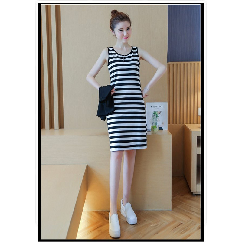 kudapy ชุดเซทเสื้อแฟชั่นสกรีนอก มาพร้อมเดรสแขนกุดลายขวางสวยน่ารักสไตล์เกาหลี