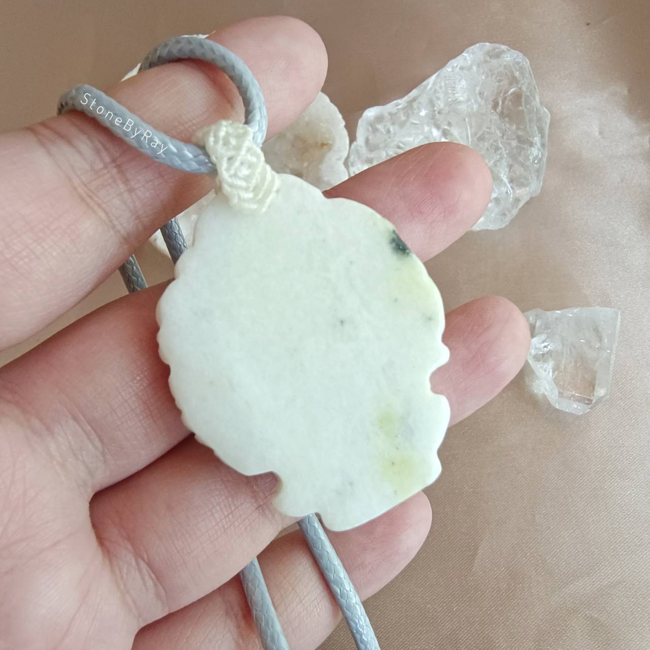 สร้อยคอเชือกกับจี้หินเซอร์เพนไทน์แกะสลักเจ้าแม่กวนอิมพันมือ