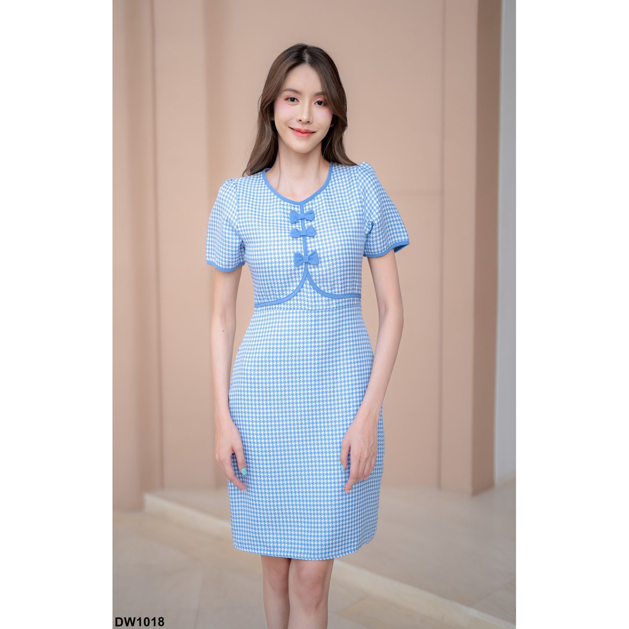 kudapy เดรสสั้นสีชมพู สีน้ำตาล สีฟ้า ลายสก๊อต ทรงเข้ารูป ดีเทลโบว์คอกลม งานซิปด้านหลัง