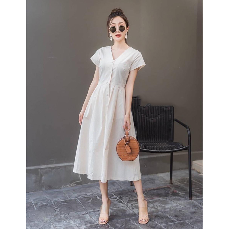 kudapy เดรสยาวคอวี สีพื้นดำ,ม่วย,ขาว คอวีกระดุมหน้า แต่งหลังเว้าเย็บจับจีบช่วงเอวงานสวยมาก