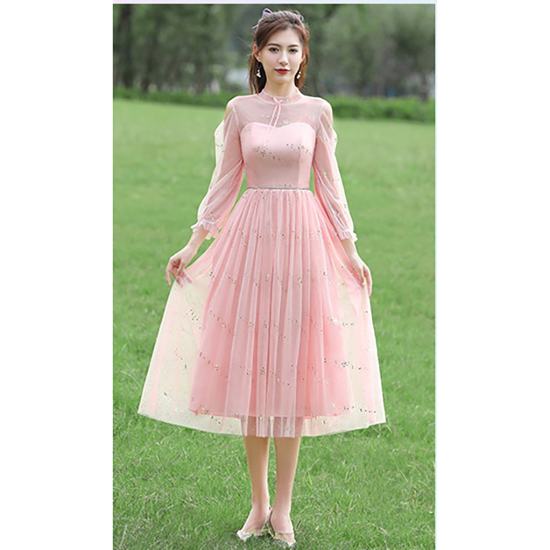 kudapy ชุดราตรีออกงานคลุมเข่า ติดเลื่อมวงกลมสีทองทั้งชุด ทรงปิดคอแขนยาวซีทรู เอวขาดด้วยเชือกถักสีทอง