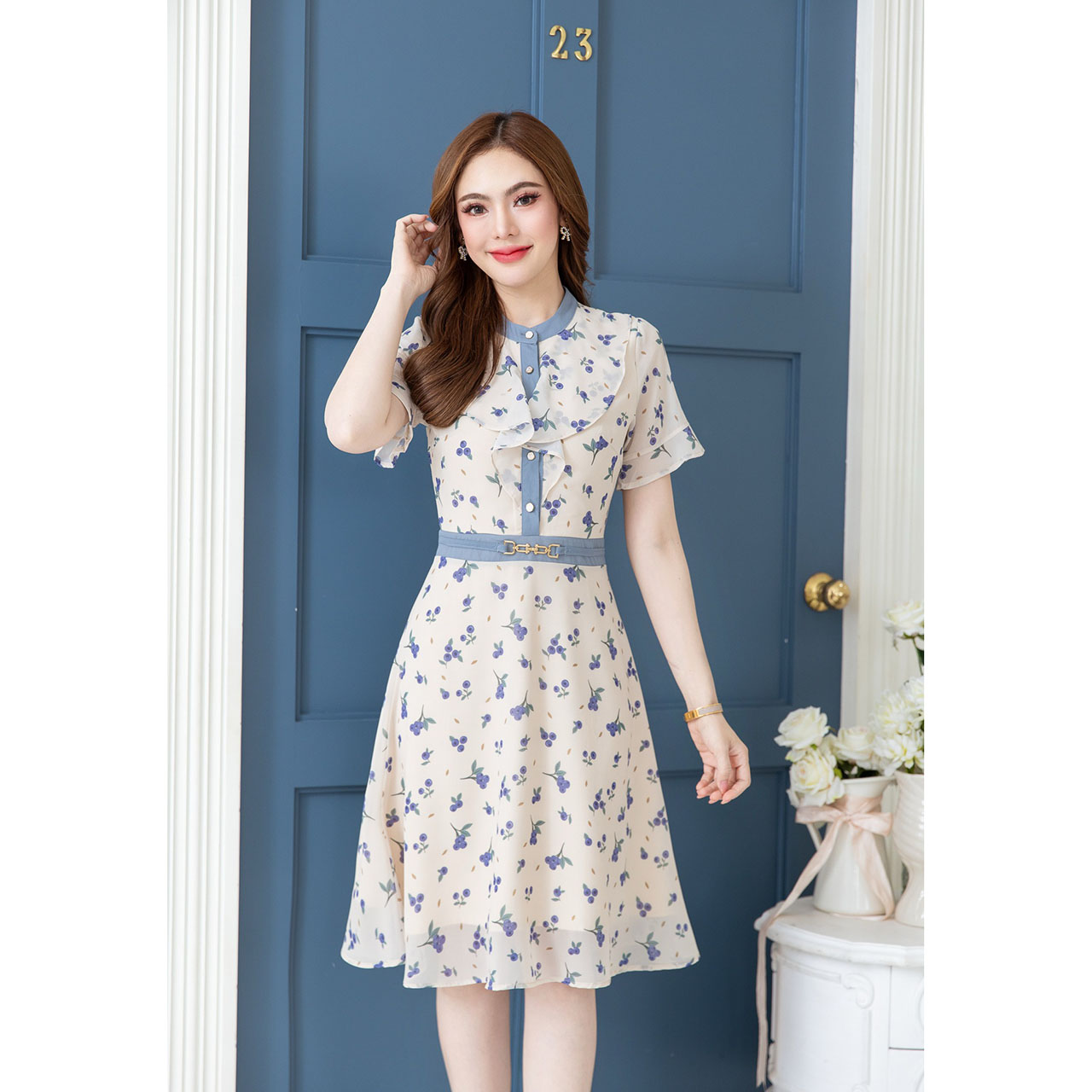 kudapy เดรสสั้นสีขาว ผ้าชีฟอง มีดีเทลระบายช่วงไหล่ถึงอก เป็นกระดุมหน้าเปิดได้จริง ช่วงเอวแต่งอะไหล่ทองเพิ่มความสวย