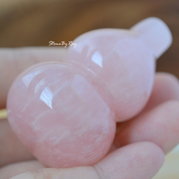 หินโรสควอตซ์แกะสลักรูปน้ำเต้า (Rose Quartz)