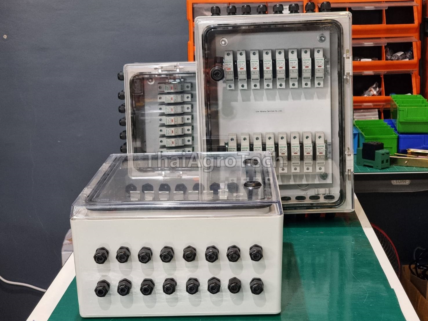 กล่องฟิวส์สำหรับไฟโซล่าเซลล์ 8 สตริง ( DC Fuse 8 in 8 Out Solar DC Distribution Box, 30-50 kW)