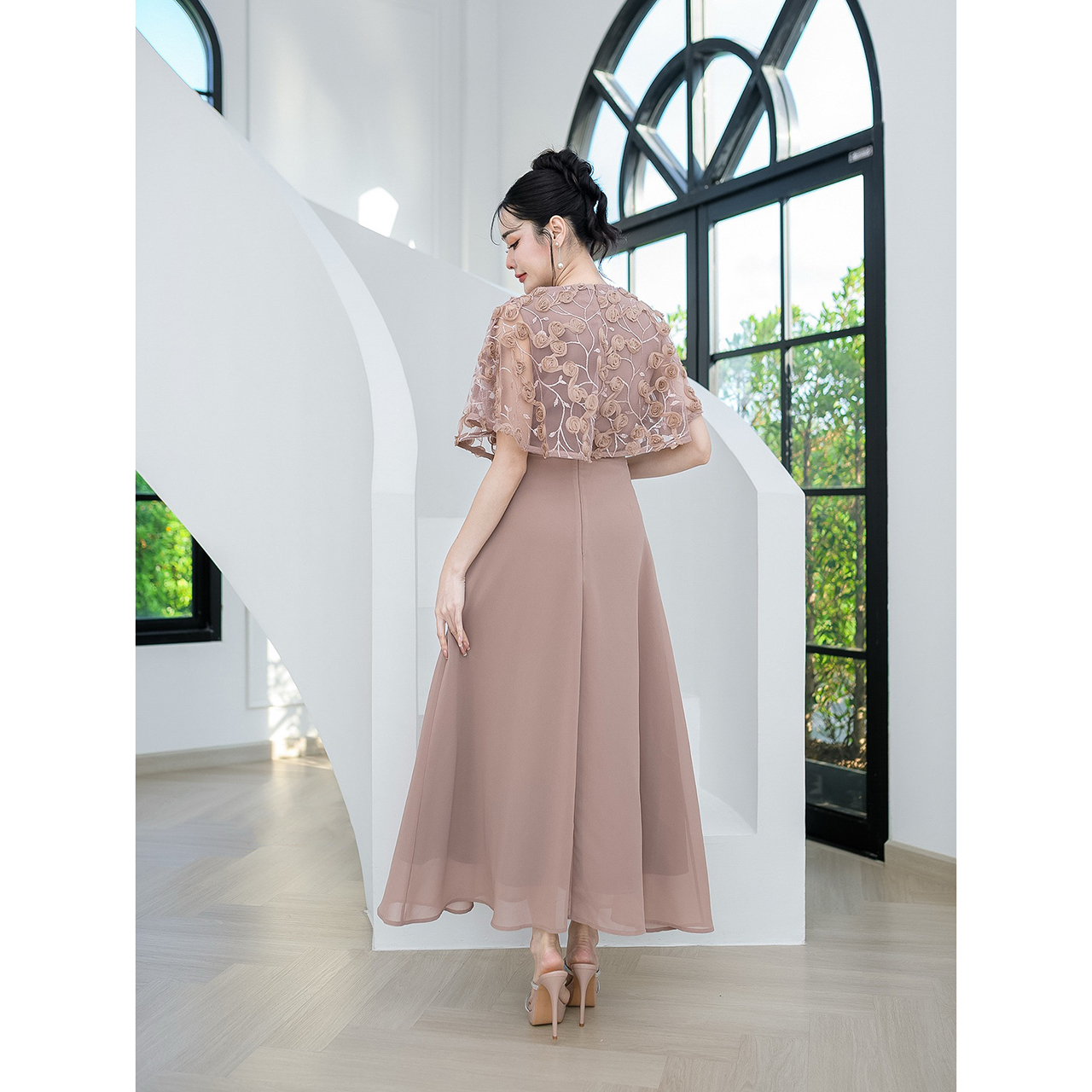 kudapy แม็กซี่เดรส คลุมไหล่หรูหรา ตัวเดรสเป็นงานผ้าชีฟอง ผ้าลูกไม้เลื่อม