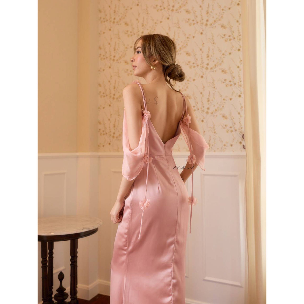 kudapy เดรสซาตินคอถ่วงเสริมหุ่นให้ดูเพรียวสวย เสน่ห์แห่งความอ่อนหวานที่ถูกถ่ายทอดผ่านซิลูเอตต์พลิ้วไหว ดีเทลโชว์ไหล่และสายผ้าบางเบาให้ลุคที่หรูหรา