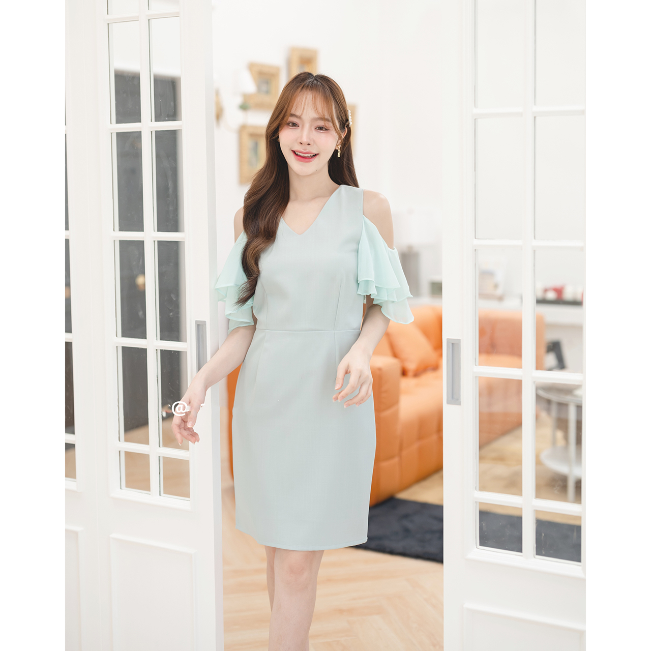 kudapy เดรสสั้นสีเขียว/สีแดงเลือดหมู/สีกรม/สีชมพู เว้าไหล่ ดีไซน์ลูกเล่นแขนเว้าเป็นผ้าชีฟองระบายเลเยอร์ 2 ชั้น ดูเป็นสาวหวานซ่อนเปรี้ยว กระโปรงทรงสอบ