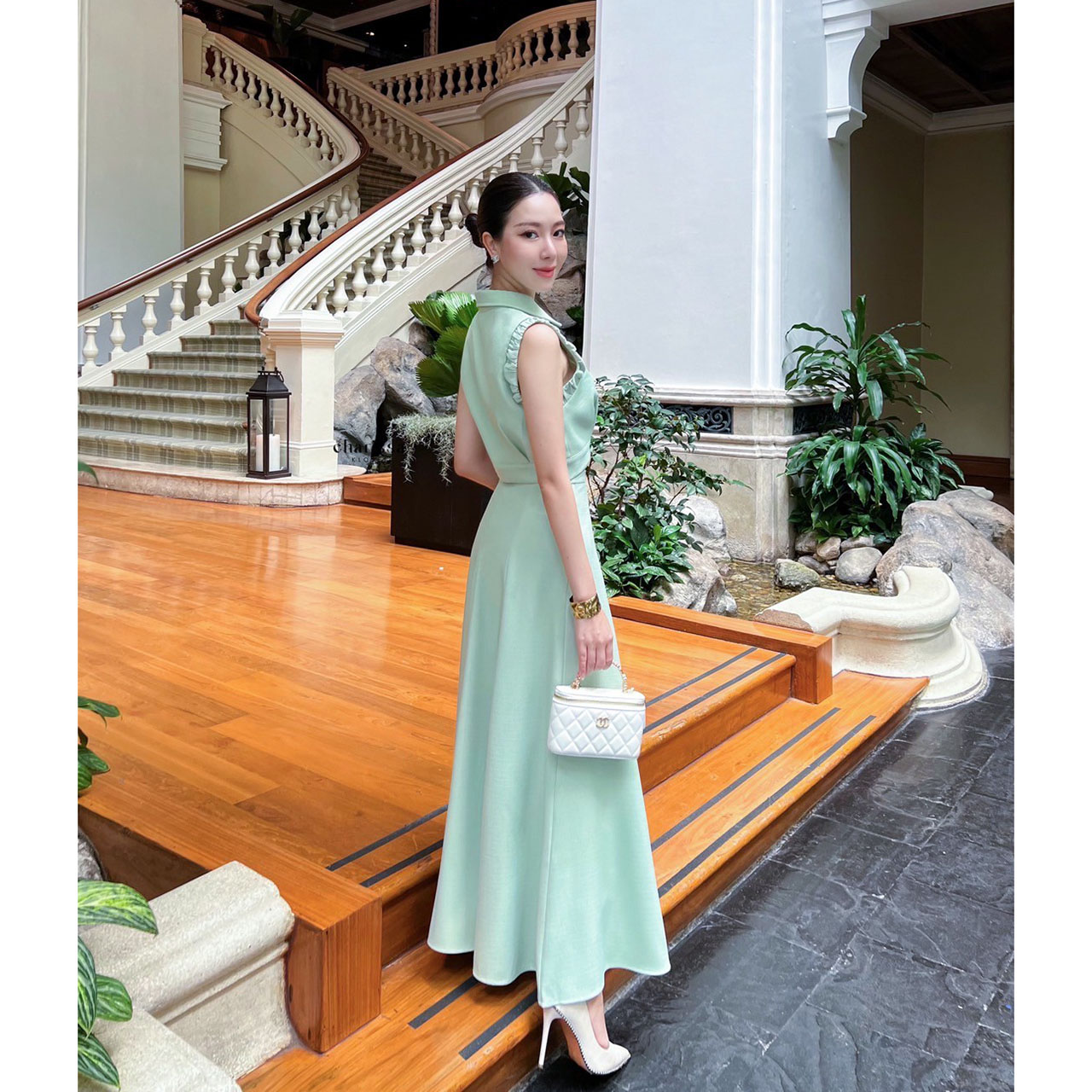 kudapy ชุดเซ็ทเสื้อ+กระโปรงยาว ตัวเสื้อออกแบบให้ดูเกร๋ที่แขนเสื้อ กระดุมดอกไม้ทองเป็นกระดุมจริง ปกเสื้อทรงแหลม