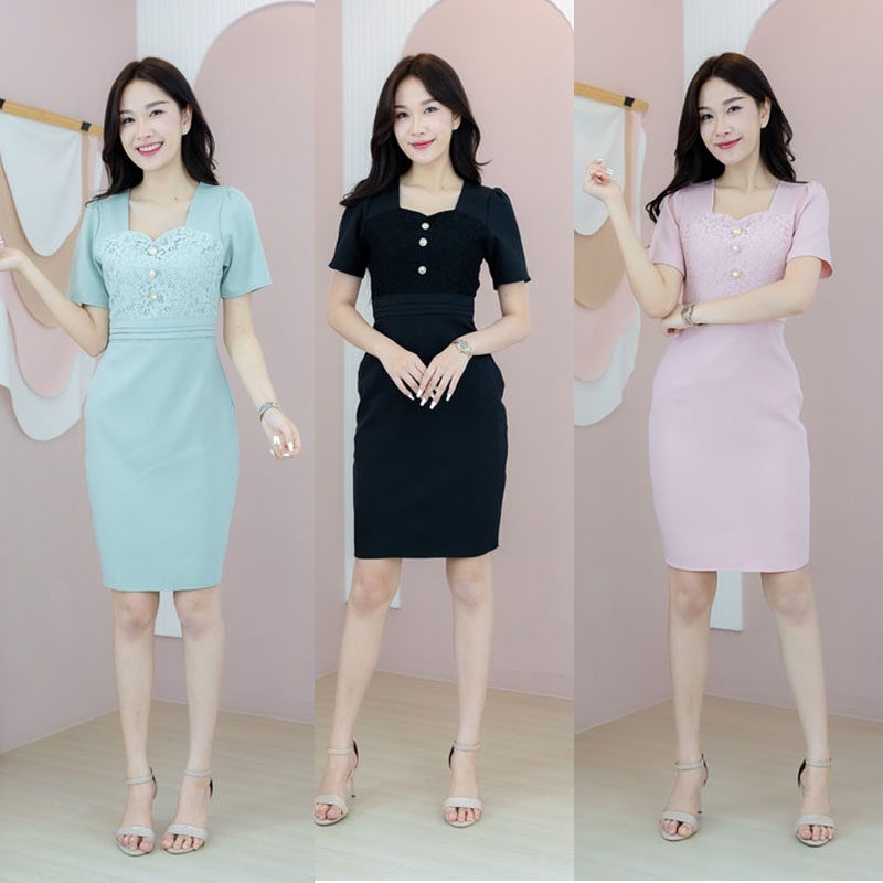 kudapy เดรสสั้นสีชมพู/สีเขียว/สีดำ ผ้าเรียบตัดด้วยผ้าระบายลายดอก แต่งกระดุม ทรงสวยเข้ารูป มีซิปหลัง