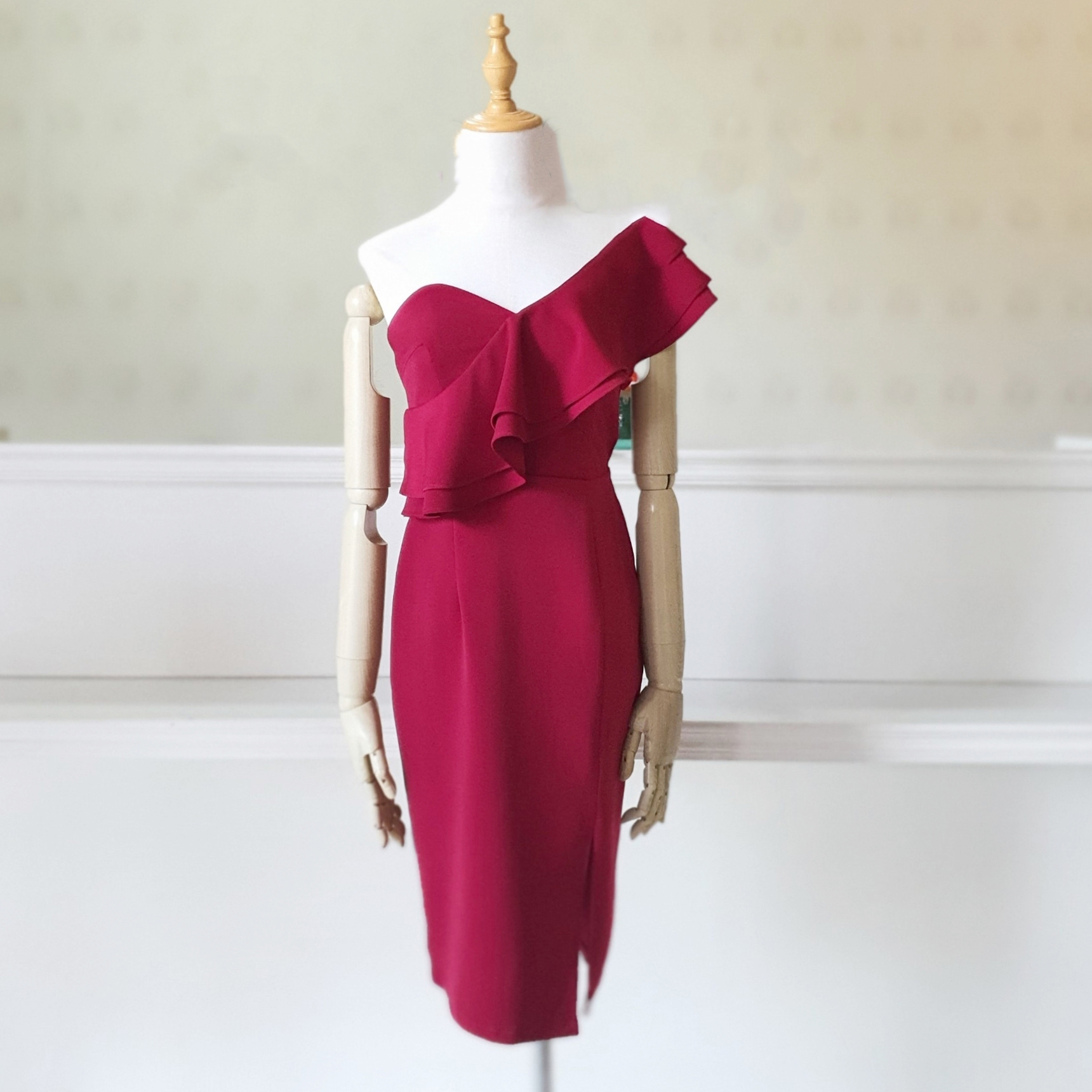 kudapy ชุดไปงานแต่งไหล่เฉียงสีแดง เดรสสั้นไหล่เฉียงแระบายทรงเข้ารูป