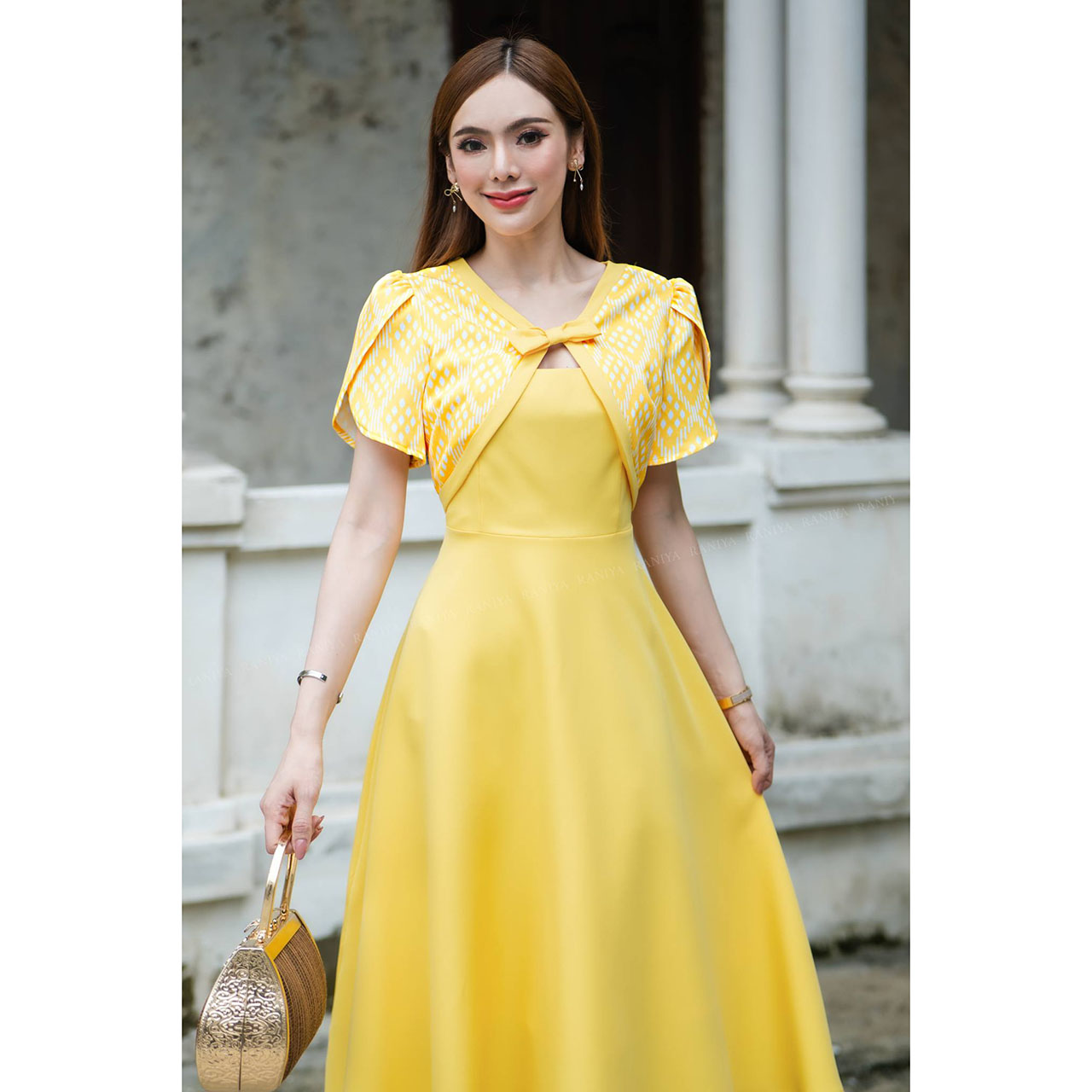 kudapy เดรสสั้นสีเหลือง ผ้าโพลีเอสเตอร์เกาหลี ตัวเสื้อเป็นคอวีแต่งโบว์ตรงอก แขนทรงทิวลิป กระโปรงทรงทวิตฟรีไซส์