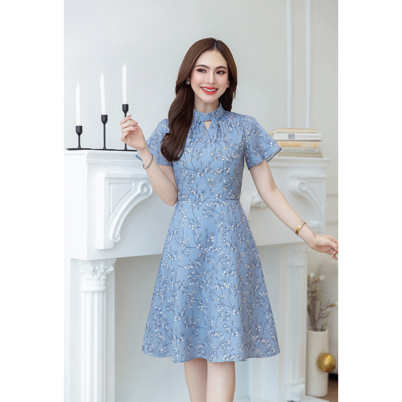 kudapy เดรสสั้นสีฟ้า/สีชมพู คอเจอะพิมพ์ลายดอก สวยเรียบ มีดีเทลช่วงคอเป็นคอสูงเจอะ ช่วงแขนเป็นแขนระบาย