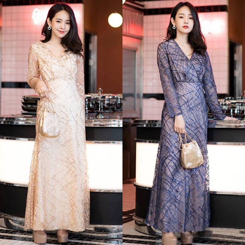kudapy เดรสยาวสีกรม/สีทอง ใช้ผ้าเกร็ดวิ้งๆ เล่นไฟดีมากๆ มีซับทั้งชุดใส่สวยดูดี