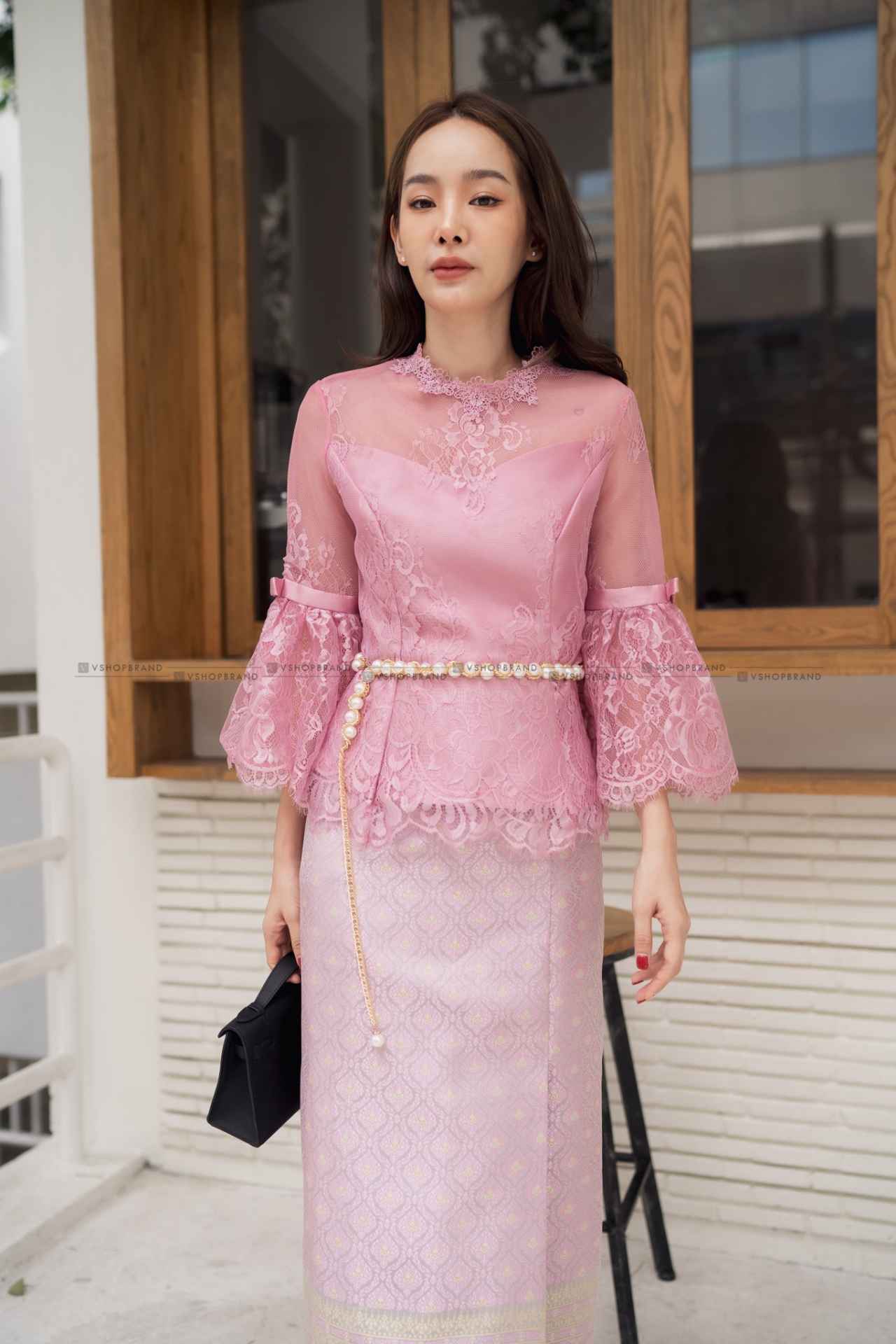 kudapy ชุดเซตไปงานแต่งสีขาว/สีชมพู set เสื้อลูกไม้แขนกระดิ่งยาวสามส่วน+ผ้าถุงผ้าไหมอิตาลี งานสวยเนี๊ยบมาก