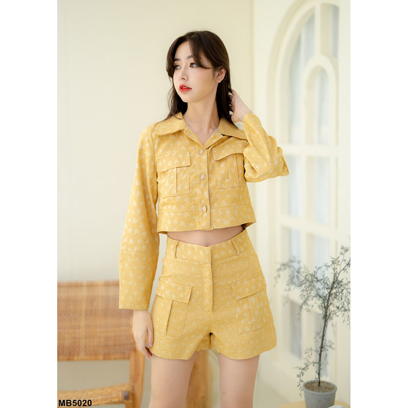 kudapy ชุดเซ็ท 2 ชิ้นสีเหลือง/สีเขียว เสื้อแขนยาวลายหัวใจ ใส่คู่กับกางเกงขาสั้นทำให้ดูขาเรียว สีโทนละมุนดีต่อใจ เหมาะกับการใส่ไปคาเฟ่แบบชิคๆ