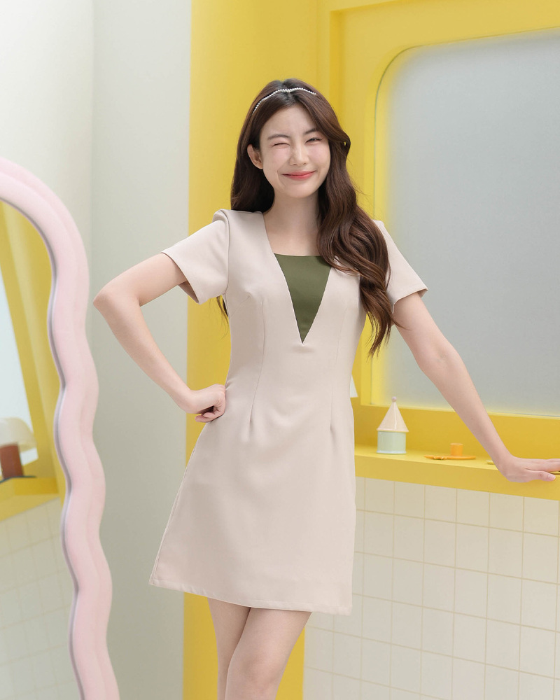 kudapy เดรสแขนสั้น เล่นสีทูโทนแต่งคอเป็นรูปสามเหลี่ยม ตัดเย็บจับเกล็ดเข้ารูปเอว ความยาวกำลังสวย