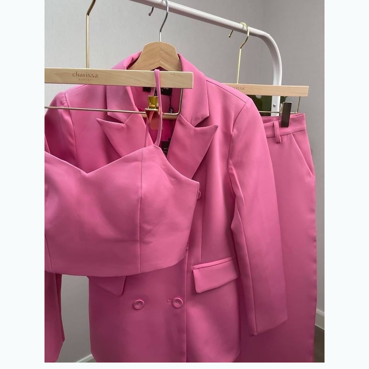 kudapy เซทเสื้อสูท+กางเกง+ครอปสั้นมีฟองน้ำในตัว ตัวเสื้อให้ยาวคลุมสะโพก ทำให้ดูผอม ทรงโอเวอร์ไซส์ กางเกงทรงกระบอกใหญ่ ซิปตะขอหน้า