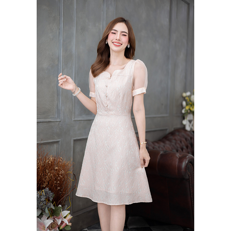 kudapy เดรสสั้นสีทอง/สีโอรส เนื้อผ้าสวยเป็นลายดอกมีเทคเจอร์ ผ้าคล้ายแจ็คกาดแต่จะไม่หนา ช่วงแขนเป็นผ้าแก้ว แต่งกระดุมมุกเพิ่ม ความสวยหวาน