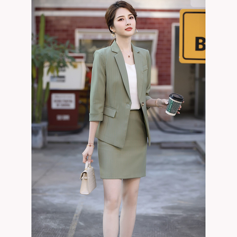 kudapy ชุดสูททำงานผู้หญิงสีเขียวลายทาง/สัม่วง แขนห้าส่วนพร้อมกระโปรง จุดเด่นของชุดนี้คือได้ลุคที่สดใส