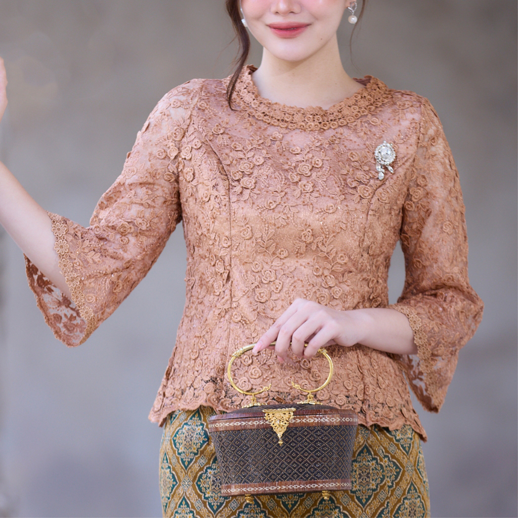 kudapy เซตเสื้อลูกไม้ฝรั่งเศษ+ผ้าถุงใส่ออกงานสีทองน้ำผึ้ง