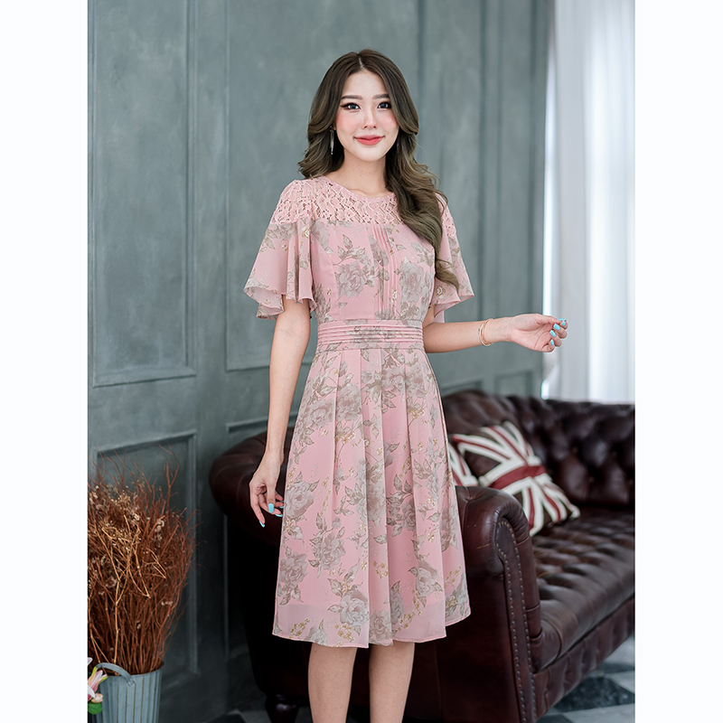 kudapy เดรสสั้นสีชมพู/สีดำ ผ้าชีฟอง อกช่วงบนตัดต่อด้วยผ้าลูกไม้ แขนเสื้อจะสวยเป็นพิเศษ