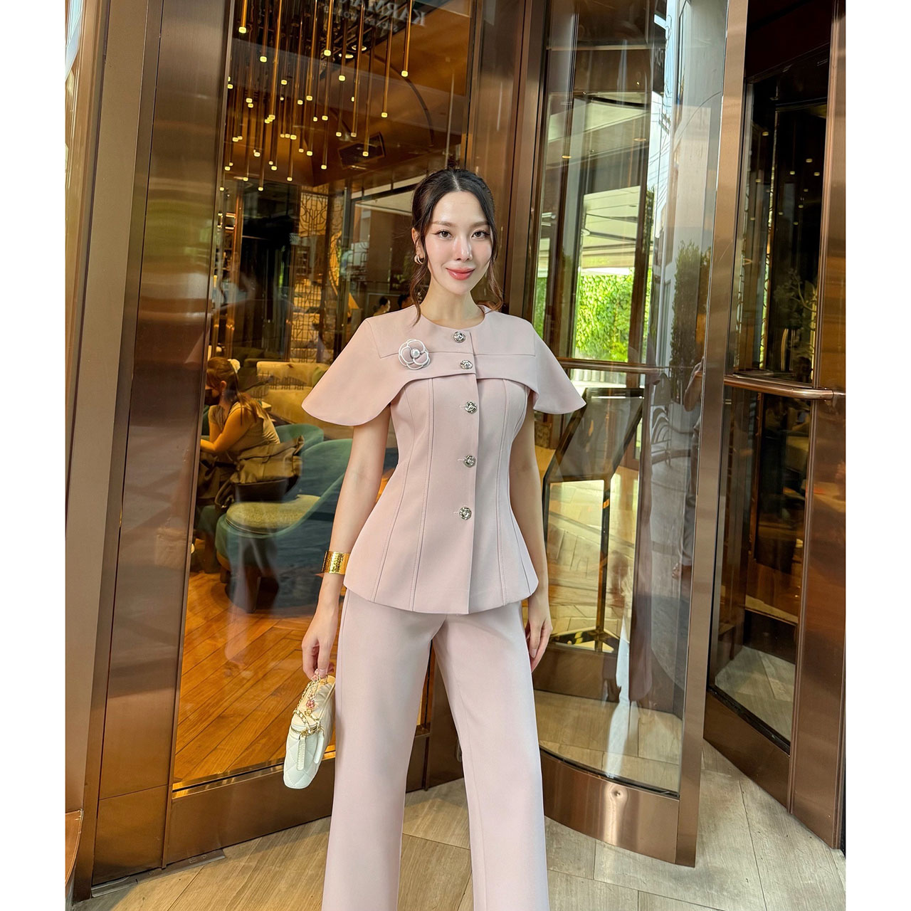 kudapy เซ็ทเสื้อแขนล้ำผ้าพรีเมี่ยม เสื้อเป็นทรงเข้ารูป เป็นเสื้อทรงแขนล้ำกระดุมหน้าเป็นกระดุมดอกไม้จริง