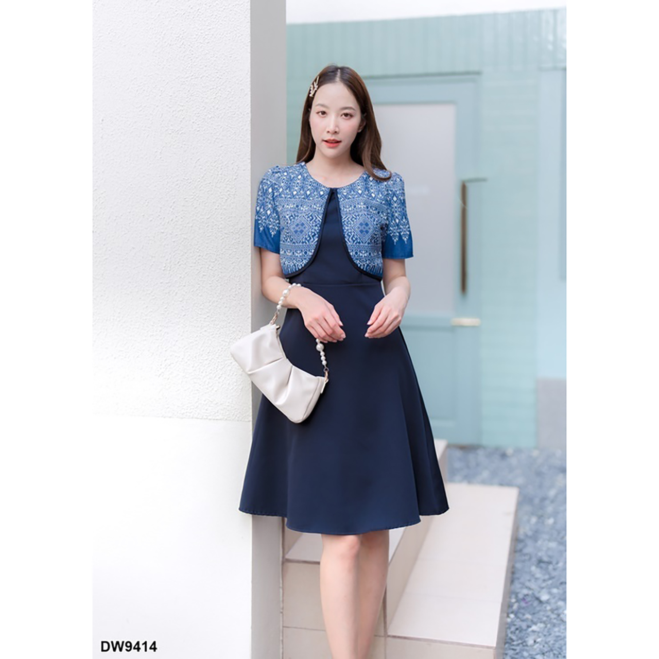 kudapy เดรสสั้นสีชมพู/สีแดง/สีกรม ทรงบานกระโปรงสีพื้นแต่งเสื้อลายไทย