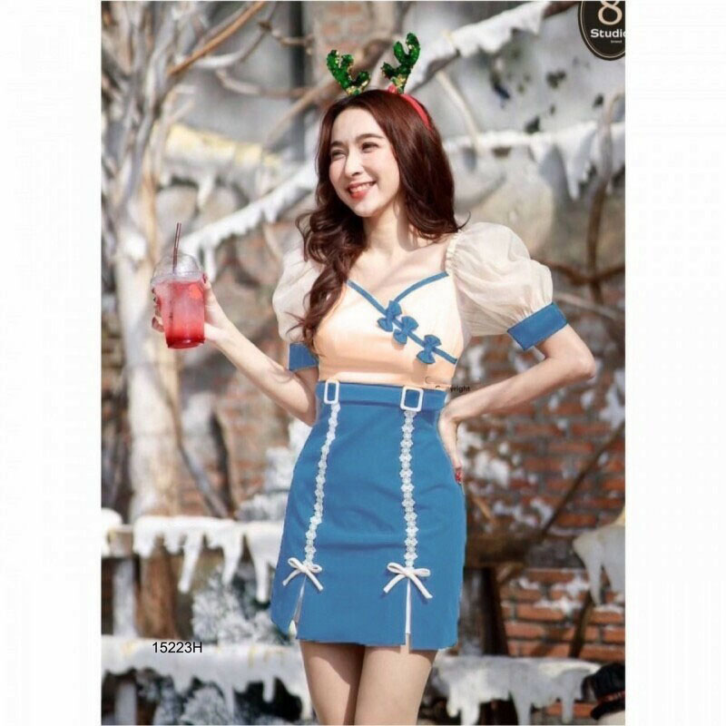 kudapy เดรสสั้น แขนพอง ผ้าแก้วซีทรู ทรงอกป้ายแต่งโบว์ เอวแต่งเข็มขัด กระโปรงแต่งลูกไม้ขาวยาว งานผ้าซาร่า มีซิปหลัง