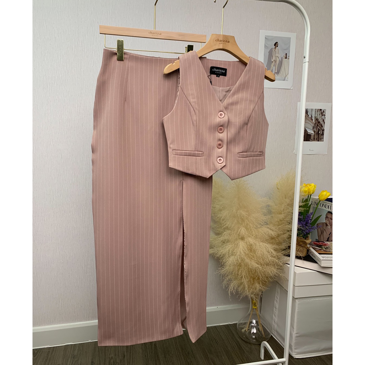 kudapy ชุดเซ็ทสีชมพูกะปิ/สีชมพูนู้ด/สีครีม ลายริ้วเสื้อแขนกุด+กระโปรงยาวผ่าหน้า สวยเกร๋มาก