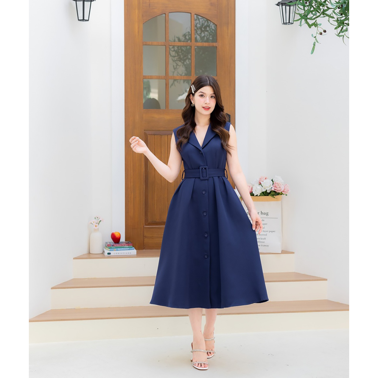 kudapy เดรสสูทยาวแขนกุดผู้ดีอังกฤษยังต้องชิดซ้าย สไตล์เรียบหรู รูปคอวีทรงปก