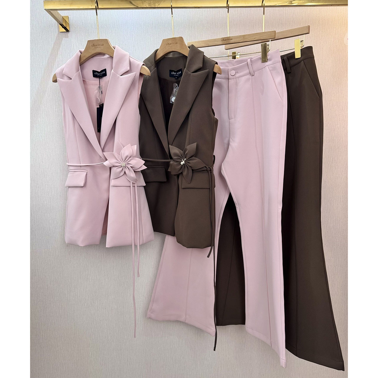 kudapy เซ็ทแขนกุดมาพร้อมกับกางเกงขายาว มีซับในทั้งตัว เสื้อแขนกุดปกสูท เย็บเข้ารูป กระเป๋าจริง