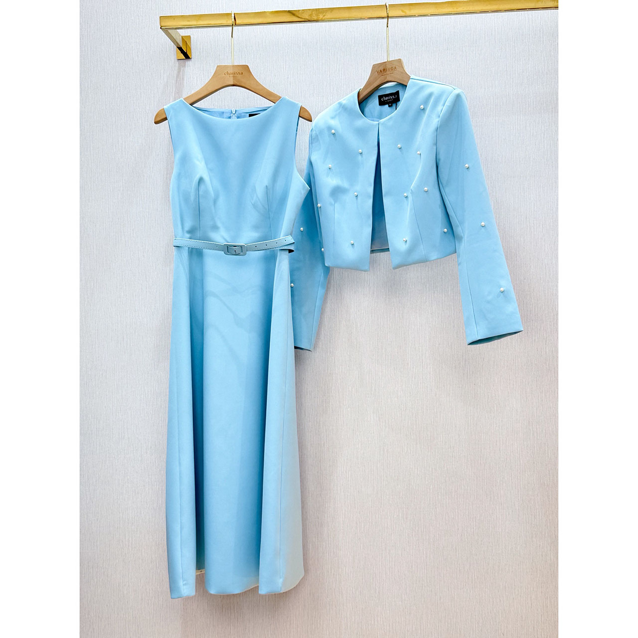 kudapy เซ็ท 3 ชิ้น: เดรสยาว+ครอป+เข็มขัด เสื้อคลุมติดไข่มุก เดรสออกมาให้เข้ารูปเอวสูง มีฟองน้ำในตัว ซิปด้านหลัง