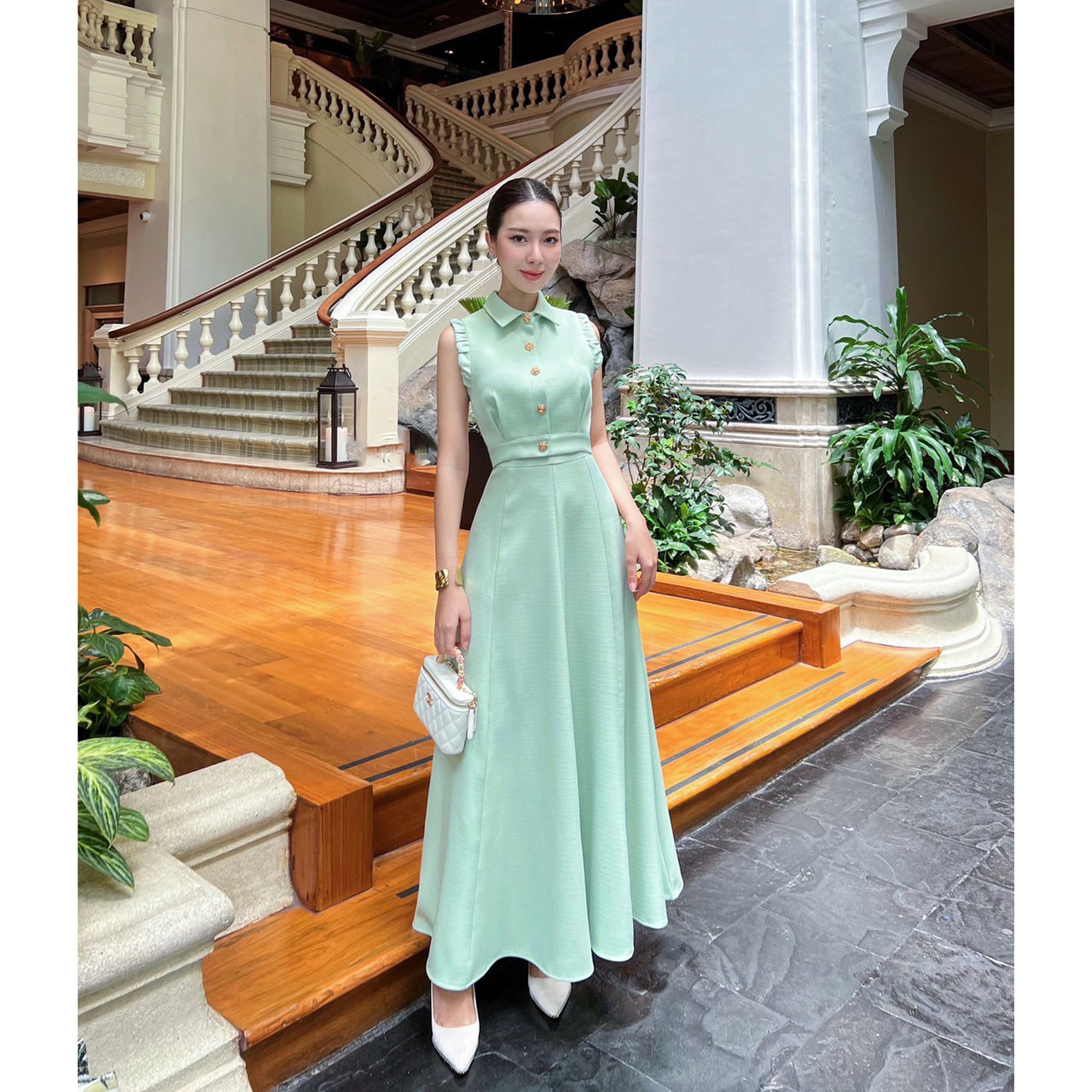 kudapy ชุดเซ็ทเสื้อ+กระโปรงยาว ตัวเสื้อออกแบบให้ดูเกร๋ที่แขนเสื้อ กระดุมดอกไม้ทองเป็นกระดุมจริง ปกเสื้อทรงแหลม