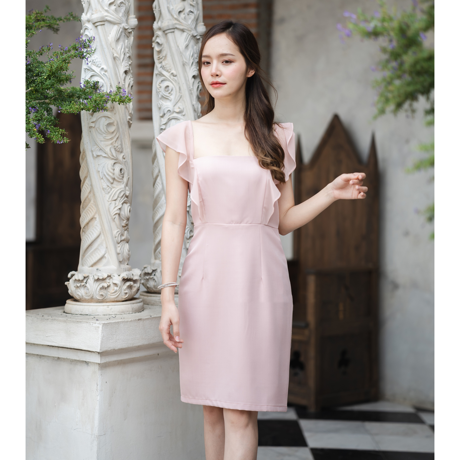 kudapy เดรสสั้นสีชมพู/สีกรม/สีแดง คัตติ้งสวย ใส่ออกงาน โชว์ช่วงคอ ทำให้ดูสวยสง่า สายเสื้อเป็นชีฟองระบายต่อลงมาที่เอว ต่อกระโปรงทรงสอบ