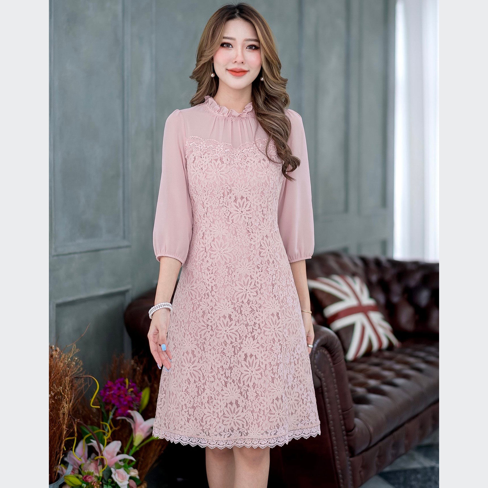 kudapy เดรสสั้นลูกไม้เนื้อนิ่มคอจีนสีฟ้าอมเขียว/สีชมพู แขนสามส่วนทรงเข้ารุป งานสวยมาก ใส่สบาย มีซับในซิบหลังค่ะ