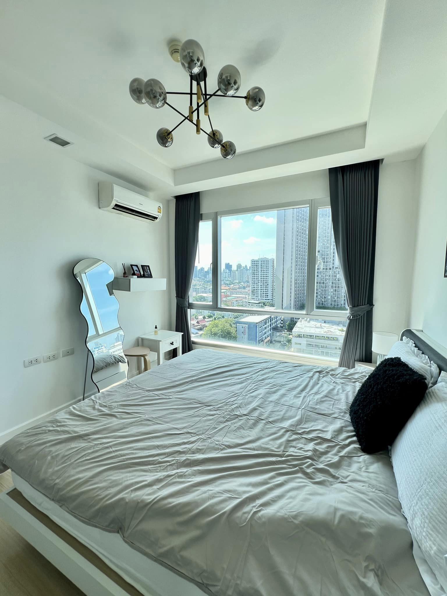 สนใจชมห้องติดต่อได้เลย Line ID: Smile-easy ปล่อยเช่าคอนโด Thru Thonglor (ทรู ทองหล่อ) - 1ห้องนอน 1ห้องน้ำ 1ห้องนั่งเล่น - ใกล้ MRT เพชรบุรี - ขนาดห้อง 37 ตรม. ชั้น 16