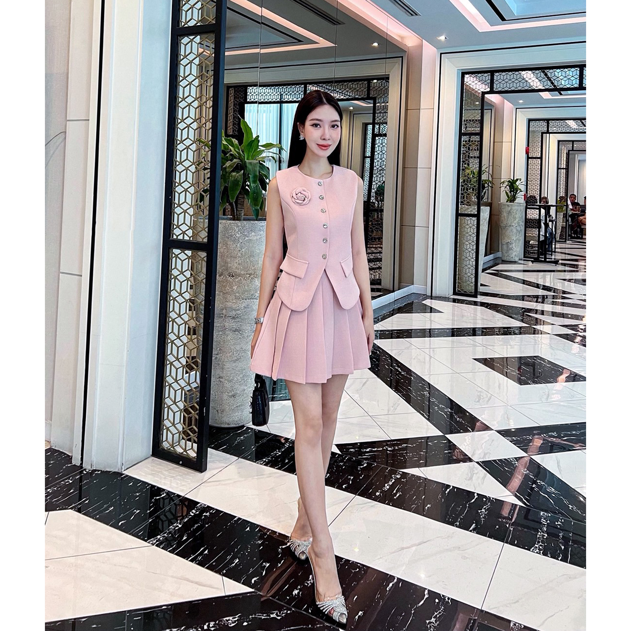 kudapy ชุดเซ็ทสีดำ/สีเทา/สีขียว/สีชมพู เสื้อแขนกุด+กระโปรง set เสื้อแขนกุด แต่งกระดุมจริงด้านหน้า